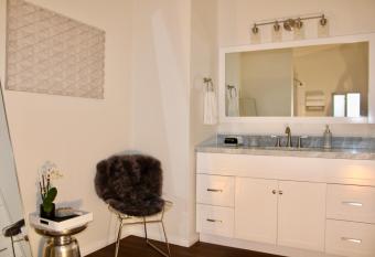 Death Valley Hot Springs 1 Bedroom has rooms with a private hot tub