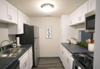 Modern 1 BR APT w/ Pool, Tennis court, Wi-Fi, & AC has Balcony rooms