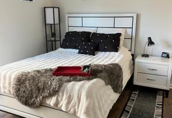 Cozy central studio w/ free WiFi allows 18 year olds to book a room