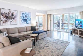 Treetops by ARRAY, 3 King, 7 Acre, Private Pond has Balcony rooms