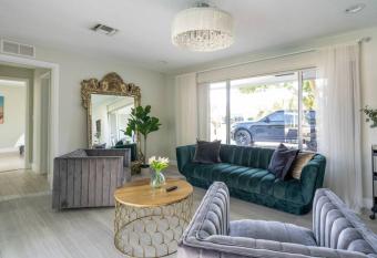 3/3 White Magnolia Waterfront Pool Home with Dock has Balcony rooms