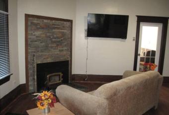 1908 Hummingbirds allows 18 year olds to book a room