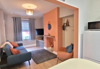 Sutherland St - 2 bed home with free Parking has Balcony rooms