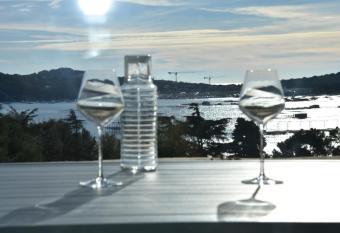 Studio avec vue mer et terrasse allows 18 year olds to book a room