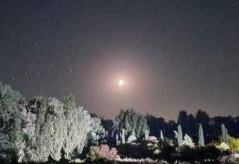 La Cabane de Pain d   pices has rooms with a private hot tub