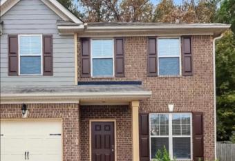 Cozy Retreat Home 3 bedroom 2.5 bath w/ fireplace! allows 18 year olds to book a room