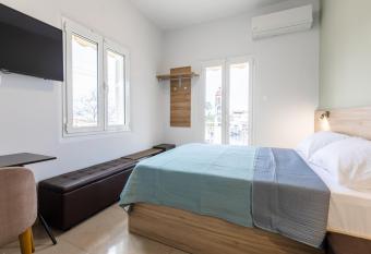 ATHENAIS CENTRAL has Balcony rooms