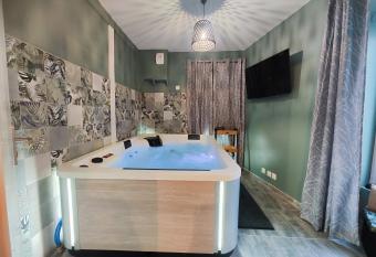 Jacuzzi privatif - Suite Amazonie - 1 ou 2 chambres allows 18 year olds to book a room