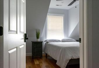 Queen Bed - Boston - Rm 2 allows 18 year olds to book a room