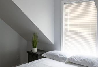 Queen Bed - Boston - Rm 3 allows 18 year olds to book a room