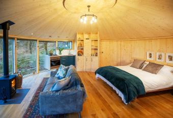 Luxury romantic Roundhouse and hot tub for two has Balcony rooms