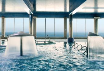 Talaso Atl  ntico has rooms with a private hot tub