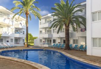 Palm Garden has rooms with a private hot tub