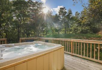 NEW! Super Cozy Chalet in Long Pond has Balcony rooms