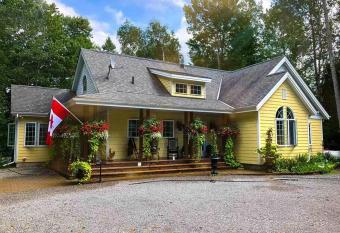 WELCOME TO BURNT RIVER ESTATE has rooms with a private hot tub