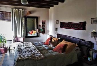 Habitaci  n en suite, con ingreso independiente. allows 18 year olds to book a room