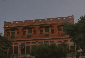 Friend India has Smoking rooms