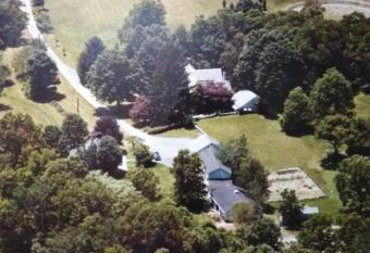 Private Lakeview Cottage near Rt 80 easy to NYC has Balcony rooms