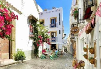 Vagamundos allows 18 year olds to book a room