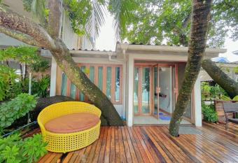 Koh Kwang Beach Resort has Balcony rooms