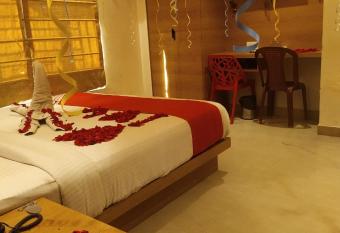 WHITE CASTLE HOTEL has Balcony rooms