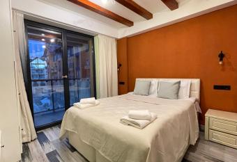 REDCO FOUR SEASONS IN NEW GUDAURI 302 has rooms with a private hot tub