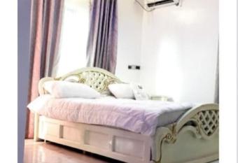 Cheerful 3 bedroom house with a massive garden! has rooms with a private hot tub