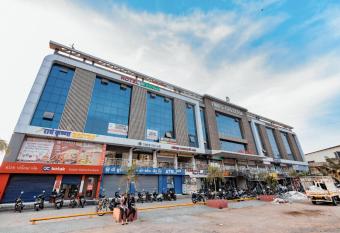 HOTEL LENNOX has Smoking/Balcony rooms