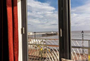 Luxury 1BR Seafront Apartment allows 18 year olds to book a room