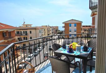 Beach Valley holiday home with sea view 300 m from the beach has Balcony rooms