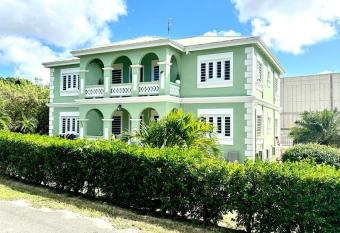 Barrenspot Tropical Villa has Balcony rooms