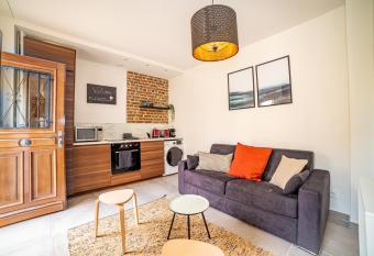 Lovely Apartment Palace of Versailles allows 18 year olds to book a room