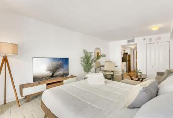 Glamorous Studio Sleeps 3 with Pool, GYM, and Parking has rooms with a private hot tub