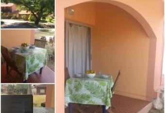 My Tiny Caritan- Petit coin de paradis- Bungalow de vacances- jardin, plage, piscine attenante has Balcony rooms