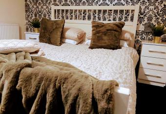 4 Bedroom Townhouse with Parking allows 18 year olds to book a room