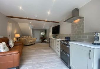 Beautiful 1 bedroom holiday home in Lancaster allows 18 year olds to book a room