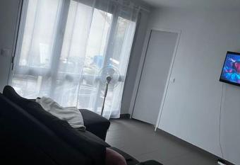 Apparemment cosy avec place de parking gratuit allows 18 year olds to book a room