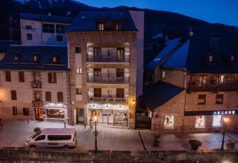 Riu Nere Mountain Hotel allows 18 year olds to book a room