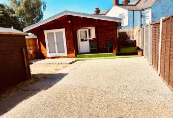 Beautiful cabin to rent. allows 18 year olds to book a room