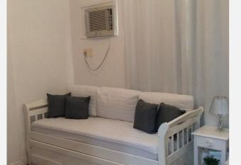 Lindo Studio Ipanema allows 18 year olds to book a room