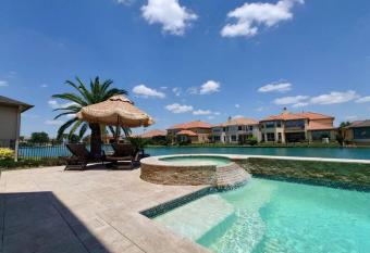 Luxury House/1 bedroom/1.5 Pvt Master Bathroom has rooms with a private hot tub