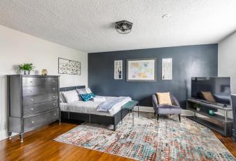 Boutique Studio Apartment - PRIME Walk Location allows 18 year olds to book a room