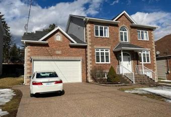 Luxury 3 Bedroom Spacious Home allows 18 year olds to book a room