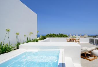 Oia Treasures Art Suites has rooms with a private hot tub