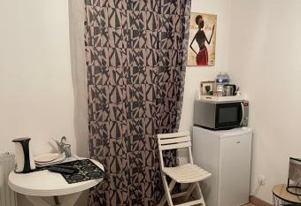 Votre chambre tout   quip  e allows 18 year olds to book a room