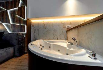 Dark Nest 1 has rooms with a private hot tub