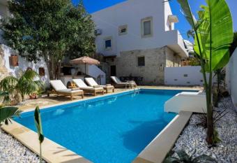Traditional House 1 with Pool has Balcony rooms