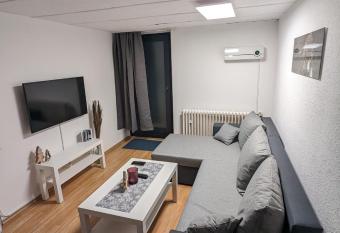 Direkt an der S-Bahn gelegenes Gem  tliches Souterrain Apartment mit privatem Zugang allows 18 year olds to book a room