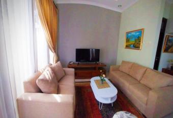 Gated 3BR Residence - 10 mins from Malioboro has Balcony rooms