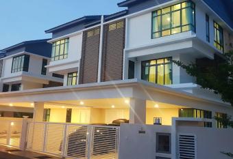 Pearl Residences 3 Storey Landed Batu Ferringhi has Balcony rooms